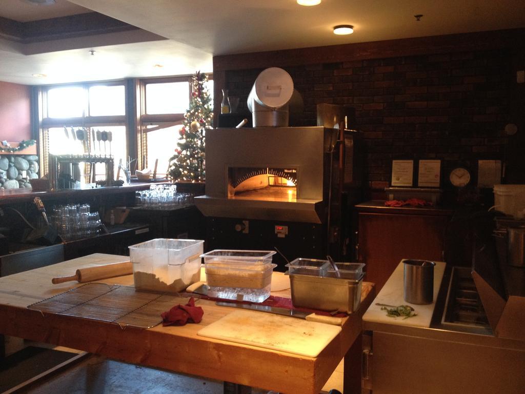 Howe Sound Inn & Brewing Company Squamish Esterno foto