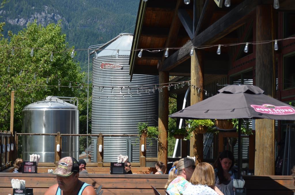 Howe Sound Inn & Brewing Company Squamish Esterno foto