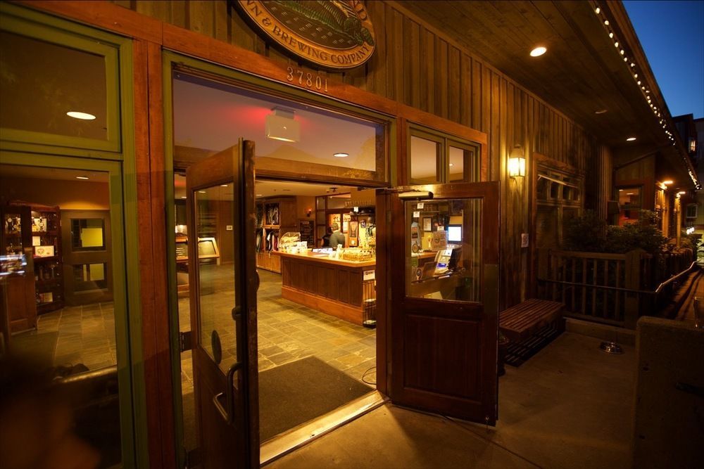 Howe Sound Inn & Brewing Company Squamish Esterno foto
