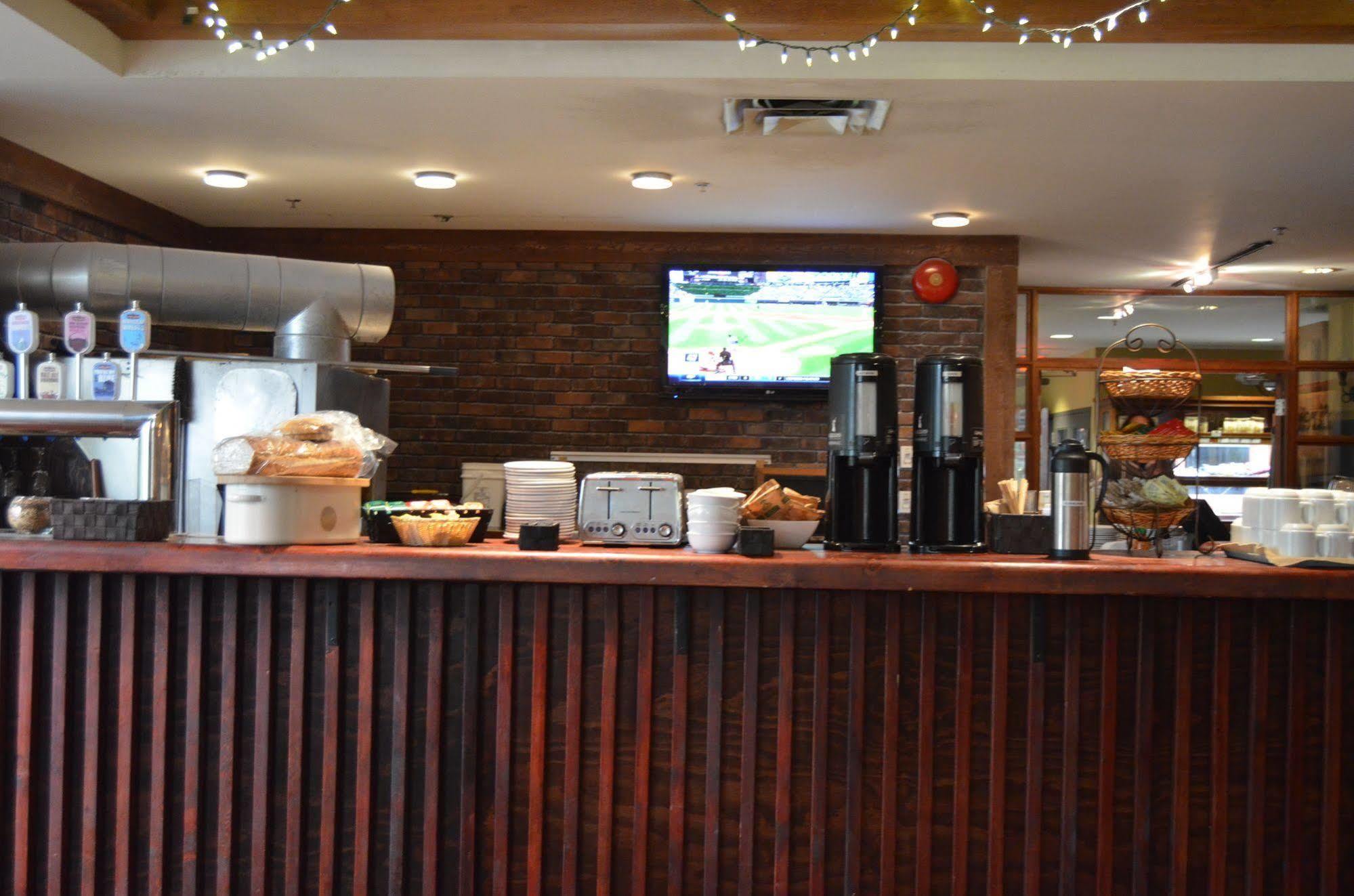 Howe Sound Inn & Brewing Company Squamish Esterno foto